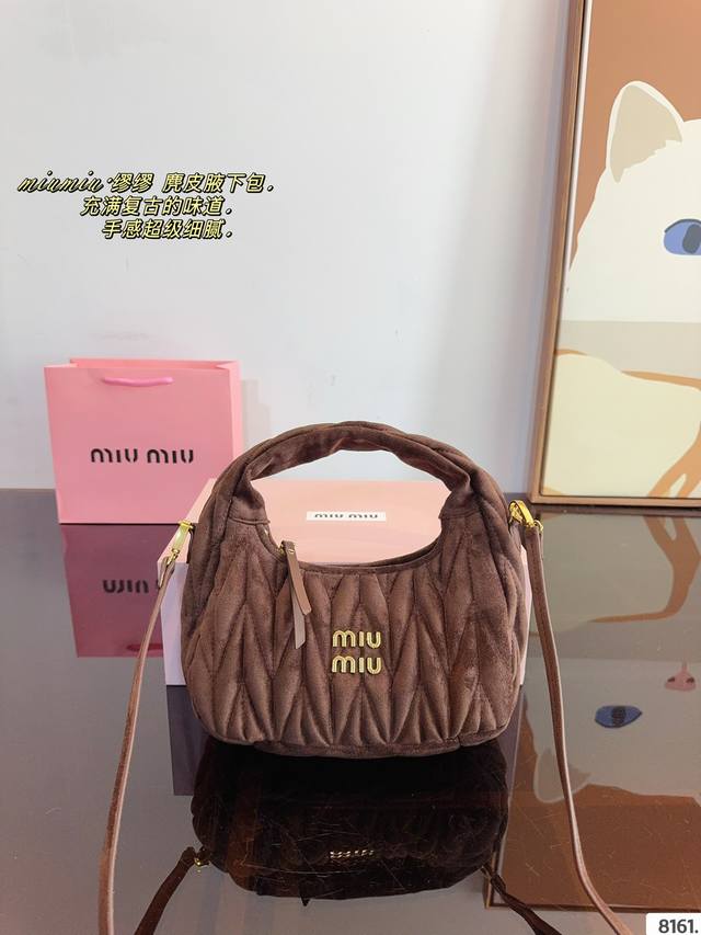 配礼盒. Miumiu 缪缪新款 褶皱腋下包 来啦来啦.很火 配一根皮质的肩带.单肩手提.斜挎都ok的一款包包 尺寸：22*7*12Cm