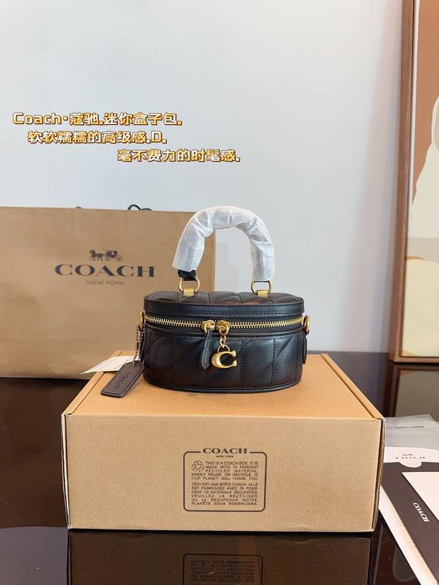 配包装 蔻驰coach新款mini盒子来喽~ 今年新款小废包。 小小超级超级爱！！ 尺寸：17*8*9Cm