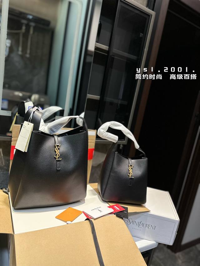 礼盒包装 Ysl Hobo腋下 水桶包 Ysi家当之无愧的入门经典款 超级耐燥这个皮质真的是我最爱的皮质之一不怕刮牛皮的纹理也有质感 相比金链我更喜欢链非常耐看 礼盒包装 Ysl Hobo腋下 水桶包 Ysi家当之无愧的入门经典款 超级耐燥这个皮质真的是我最爱的皮质之一不怕刮牛皮的纹理也有质感 相比金链我更喜欢链非常耐看