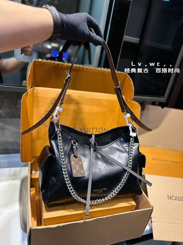 礼盒包装 Carryalldark 中号手袋 本款 Carrvall Dark 中号手袋以柔软羊皮革塑造时尚慵懒 廓形为 2024 春夏秀场造型增添瞩目姿彩抛光