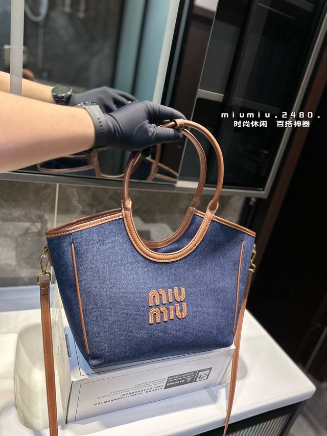 又是被miumiu 征服的一天 缪缪菜篮子，近期的好物推荐，最近超爱这个包包，托特包真的超能 装，出门拍摄能装好多小东西，随意慵懒的赶脚很戳 我，又是被mium