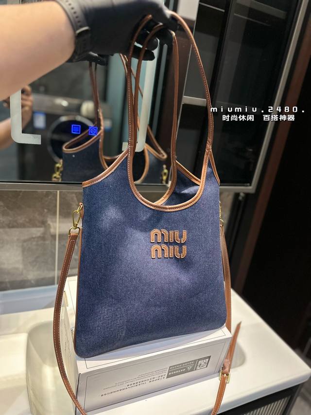 高版本缪缪托特 近期的好物推荐,最近超爱这个包包,托特包真的超能 装,出门拍摄能装好多小东西,随意慵懒的赶脚很戳我,又是被miumiu 设计征服的一天。尺寸:3 高版本缪缪托特 近期的好物推荐,最近超爱这个包包,托特包真的超能 装,出门拍摄能装好多小东西,随意慵懒的赶脚很戳我,又是被miumiu 设计征服的一天。尺寸:3