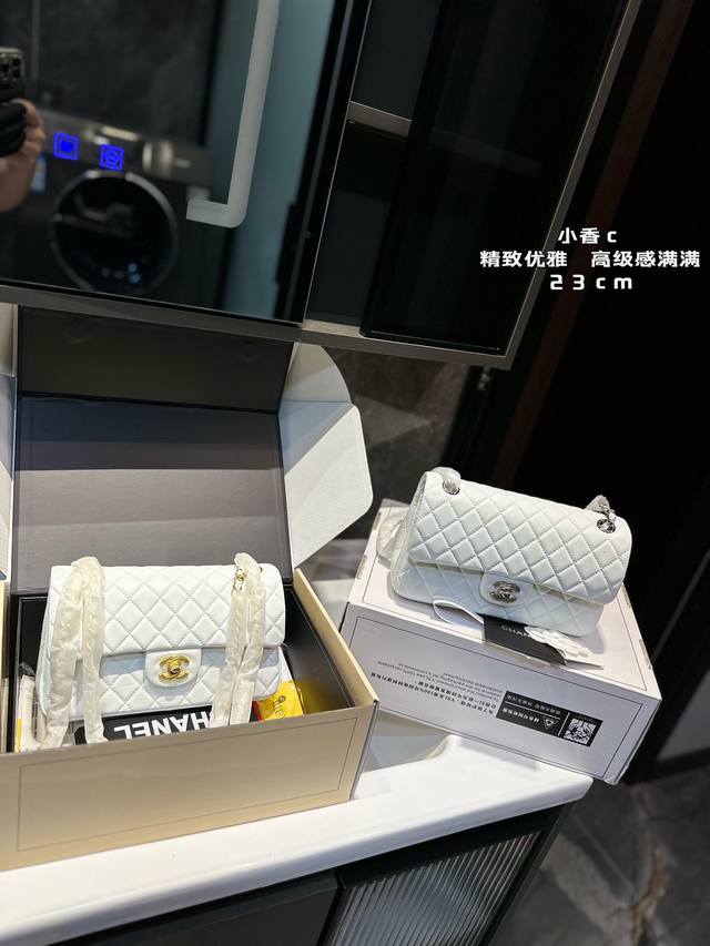 礼盒包装 Chanel “复刻版 Chanel 23Cm Cf ” 无疑是个美胚子简直就是狙击小仙女们心脏的利器珍珠女孩的优雅与温柔就像珍珠本身的特质光泽一般在