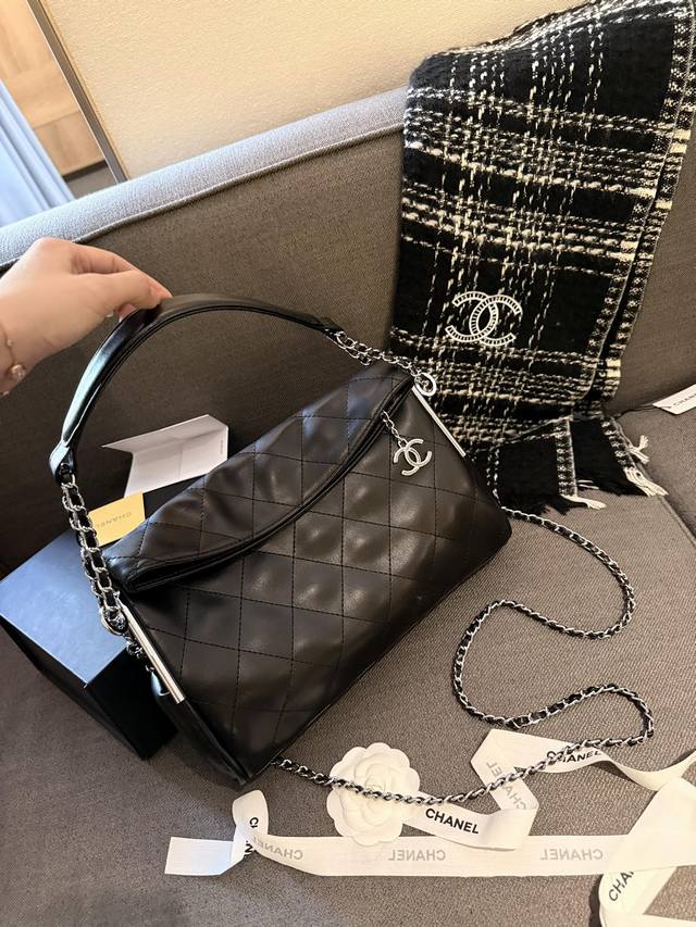折叠礼盒包装 Chanel新品腋下包hobo 牛皮质地 时装 休闲 不挑衣服 尺寸25Cm