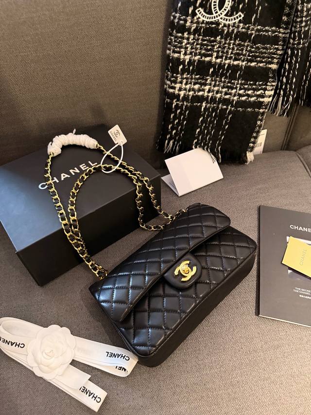 羊皮 “折叠礼盒官网飞机盒” 香奈儿顶级1112 Cf 全称是 Classic Flap 拿到手里才能感觉到它的魅力 这份质感 仙女们值得拥有～ 尺寸 23Cm