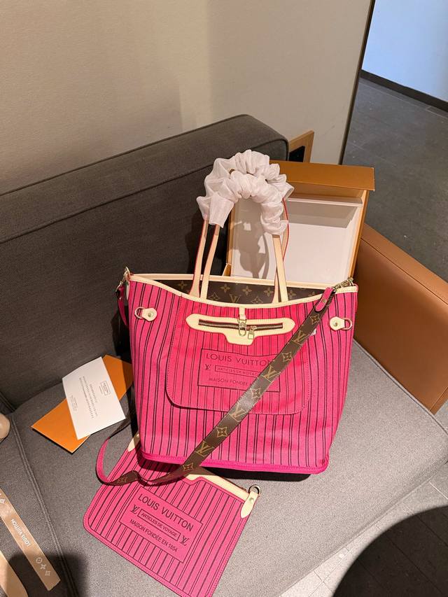 折叠礼盒包装 Lv Neverfull 新款 双面nf 购物袋！入门级的款式哦！绝对的终身款！此物经典不言而喻！街拍和实用都是非常nb的选择！大家拿到后可以感受