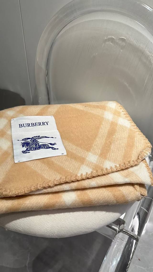 专柜礼盒5 奶茶色连帽款 格纹连帽围巾 将帽子和围巾合二为一的设计 真是太出彩了！时尚又独特还兼备保暖 凹造型满分 营造氛围感利器～喜欢个性时尚的小伙伴可不要错