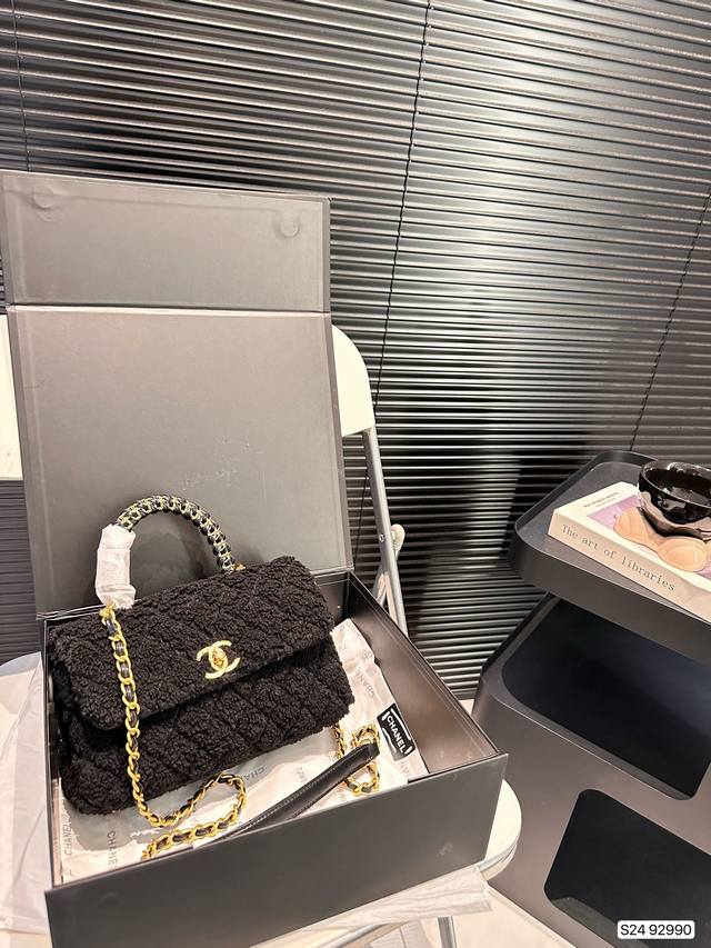 配折叠盒子 香奈儿chanel 小香毛呢手提包 原版面料细节完美 真正的白富美专用包很美哦尺寸：23 14 货号92990