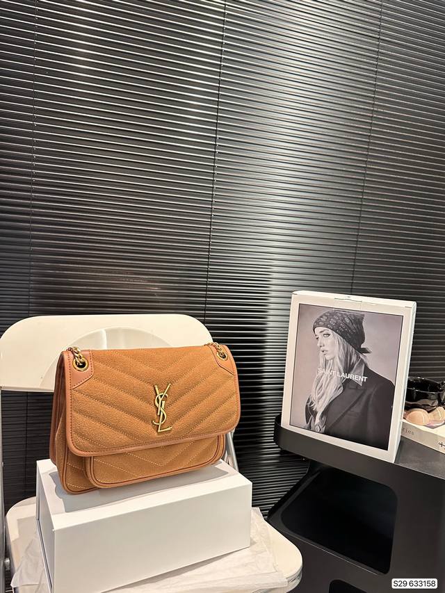 配飞机盒折叠盒子 圣罗兰邮差包 非常特别，低调的有些酷，背起来特别的能体现时髦 个性 帅气女人的魅力，它就是ysl目前人气最高的niki邮差包。背这款包的女人都