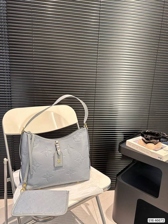 Lv的压花carry 如果喜欢容量大的, Carry 不能错过 带可拆卸内袋,可改造 侧面肩蒂长短可调节 尺寸30 26 货号46672 Lv的压花carry 如果喜欢容量大的, Carry 不能错过 带可拆卸内袋,可改造 侧面肩蒂长短可调节 尺寸30 26 货号46672