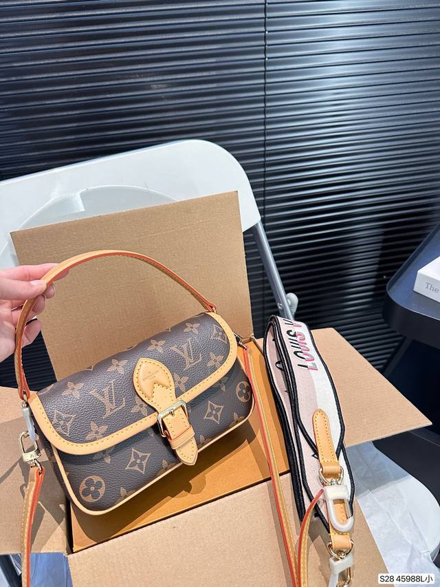 配飞机盒折叠盒子 迷你lv法棍包 上身简单又舒服 源自中古包 Sologne 的改良版 整体保留了简洁的包身造型 一根肩带升级成了两根肩带 可以单肩腋下，也可以