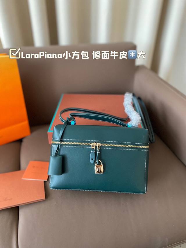大号 配盒子 貌美如花loropiana小方包纯皮 不再买包的我看到这个小白真是受不了 容量可放下手机 钥匙 气垫 手纸 口红等，好喜欢這 #Oropiana#