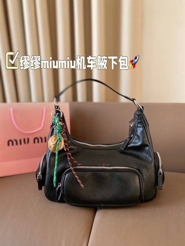 折叠盒 缪缪miumiu机车腋下包 素颜真的可以随便搭配，穿上就很有明星范儿！焦点无疑了，这一季的謬家秀款杀疯了，延续上一季不羁的“叛逆少女”优雅复古风，机车感