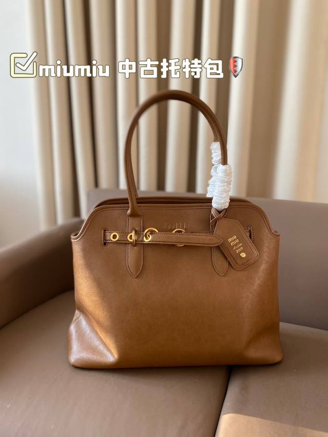 Miumiu 中古托特包包, 特别喜欢这个的设计! 缪缪的坑真的好仙女好好看! 尺寸40*30 Miumiu 中古托特包包, 特别喜欢这个的设计! 缪缪的坑真的好仙女好好看! 尺寸40*30