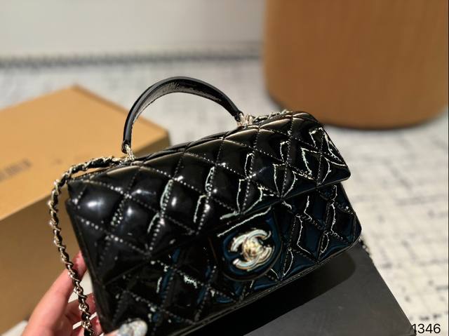 折叠盒 Chanel香奈儿｜ 22B Cf Handle Mini开箱是谁的神仙sa又offer包了，噢～是我的哈哈哈哈哈超级喜欢 Cf Handle 可手提可