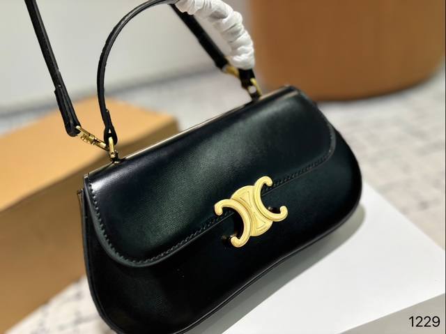 配盒子 Celine一眼心动v赛琳最新款凯旋门] 赛琳最新款凯旋门手提包 长方形的轮廓复古感满满~ 随便穿什么搭配这个包都是高级风 尺寸：22.13