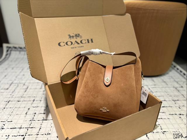 磨砂 配盒尺寸19.20 蔻驰 Hadley 流浪包coach 自重轻且容量大，皮质细腻柔软 尺寸对小个子挺友好的！上身不会显得比例失调麂皮棕色跟秋冬就很绝配，