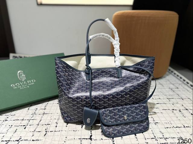 Size：35.25 戈雅购物袋 属于这个季节的购物袋 从头到尾全部都是客订哦！ Goyard 小托特 实物真的很有质感， 四季绝配！
