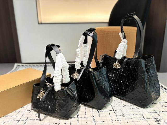 迪奥新款女包 快来选一个 Jisoo 智秀同款 Dior Toujours 经典藤格纹设计 超大空间容量内附零钱夹 手拎 腋下 Get~ 尺寸:37.29 29 迪奥新款女包 快来选一个 Jisoo 智秀同款 Dior Toujours 经典藤格纹设计 超大空间容量内附零钱夹 手拎 腋下 Get~ 尺寸:37.29 29