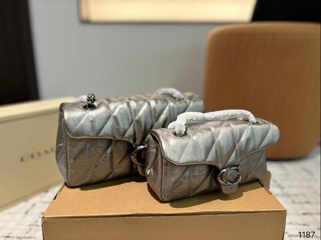 配折叠盒子 百搭神器 Tabby 蔻驰酒神新品 Quilted Tabby 链条版tabby 这你能忍住 满满的小细节 尺寸:26.14 20.10 配折叠盒子 百搭神器 Tabby 蔻驰酒神新品 Quilted Tabby 链条版tabby 这你能忍住 满满的小细节 尺寸:26.14 20.10