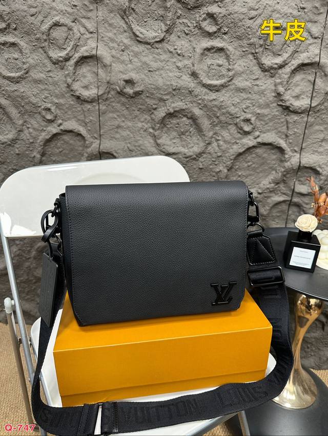 配折叠盒 Lv 男士ophidia牛皮邮差包真皮翻盖单肩包斜挎包 采用精湛镶嵌细工,经典百搭 实物拍摄面料 尺寸27.23 Cm 配折叠盒 Lv 男士ophidia牛皮邮差包真皮翻盖单肩包斜挎包 采用精湛镶嵌细工,经典百搭 实物拍摄面料 尺寸27.23 Cm