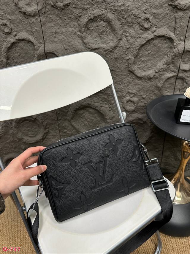 配礼盒 Lv男士小牛皮单肩斜挎包 采用精湛镶嵌细工，经典百搭实物拍 面料 高端品质 尺寸28.19Cm