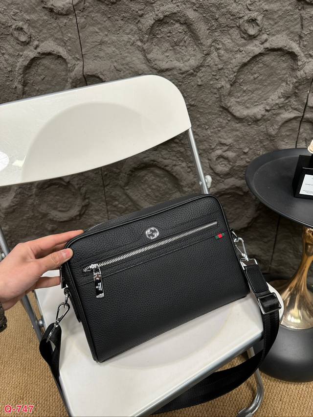 配礼盒 酷奇男士小牛皮单肩斜挎包 采用精湛镶嵌细工，经典百搭实物拍 面料 高端品质 尺寸28.19Cm