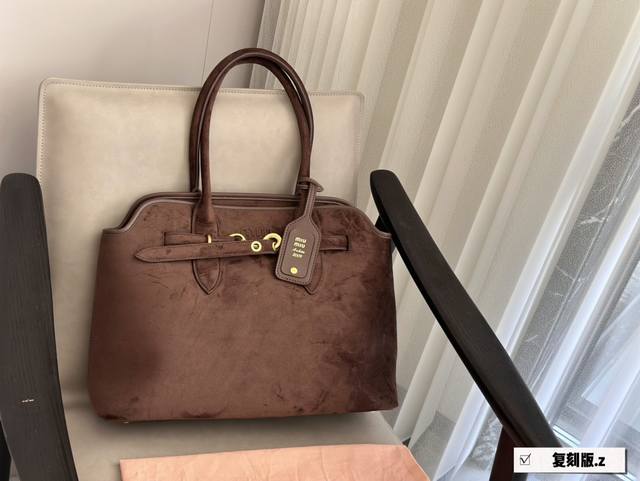 Miumiu新包 24秋冬看秀的时候就觉得一定要拿下的新款 实物到手，超级喜欢 做旧褪色感的皮革颜色与质地，配上金属皮带搭扣 日常通勤也够了 酒放得下一瓶miu