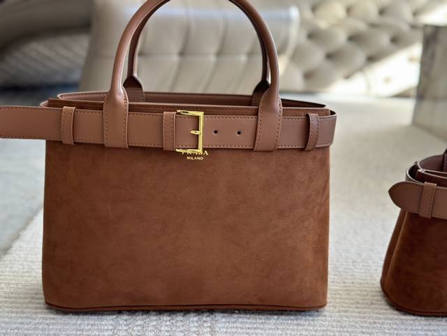 福气从这一枚三角标开始 大家常说时尚是个轮回，但prada的翻盖包和三角标却在这场轮回里常看常新。 新年的新包自然也是首选经典款，简洁实用满足大部分通勤需要和日