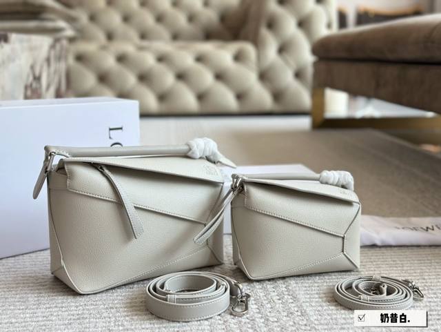 配盒 尺寸： 18*11Cm 小号 24*15Cm 大号 Loewe 几何包puzzle 很有质感的颜色， 冰川蓝puzzle Edge很高级哦！ 牛皮品质！