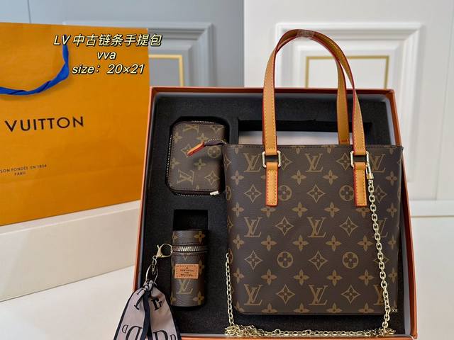 配盒 Size:20×21 超值套盒全套礼盒包装 包包卡夹口红包 Lv路易威登新款中古vva链条手提包 提上微微安,谁还不是个邻家俏皮女孩呢 配有链条长肩带,多 配盒 Size:20×21 超值套盒全套礼盒包装 包包卡夹口红包 Lv路易威登新款中古vva链条手提包 提上微微安,谁还不是个邻家俏皮女孩呢 配有链条长肩带,多