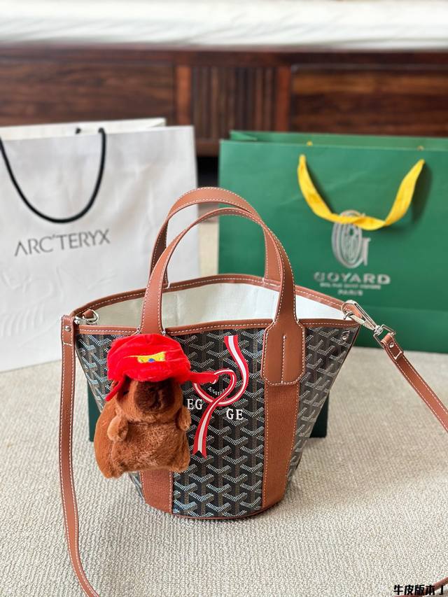 牛皮版本 Goyard 戈雅 Belharra小号tote 沙滩包 阳光下度假的完美伴侣,其标志性的水桶形状和大开口 设计,可轻松放入日常用品,无论是在沙滩上还 牛皮版本 Goyard 戈雅 Belharra小号tote 沙滩包 阳光下度假的完美伴侣,其标志性的水桶形状和大开口 设计,可轻松放入日常用品,无论是在沙滩上还