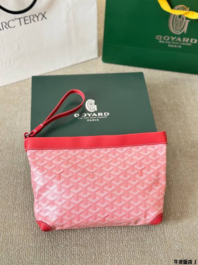 牛皮版本 Goyard 全新款 Conti Pouch 手拿包 Contipouch是一款非常实用的包款，有着非常不错的大容量且自重很轻，有一条可随时收入包内的