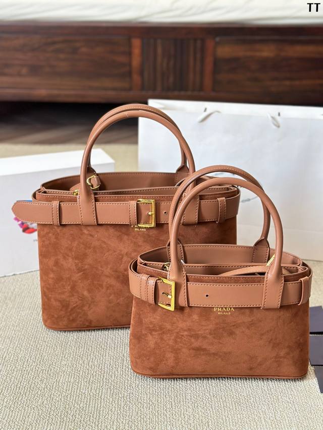 Prada手提女包 绒皮 磨砂皮 内配进口羊皮，简洁线条与精致元素交织，诠释了优雅 与功能兼备的设计美学，既体现了现代简约的风格，配 以可替换束带和可拆卸可调节