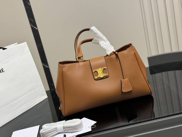 Size: 38.22Cm 赛琳24新款的托特包tote 加入开口设计~ 今年的大包都很 喜欢~ ~凹造型好物+街拍时尚单品 大容量可满足短途旅行需求大包