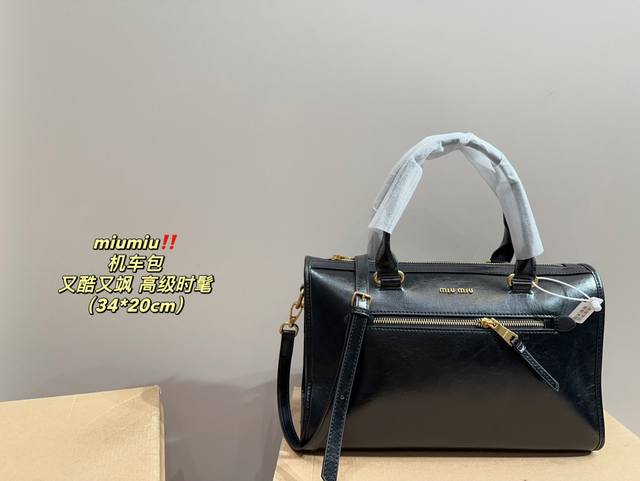 尺寸34.20 Miumiu 机车包 没有哪个温柔小女生可以拒绝一个miumiu 大方的机车包造型，上身又美又酷又飒回成色很新，黑色油蜡皮轻便能装，