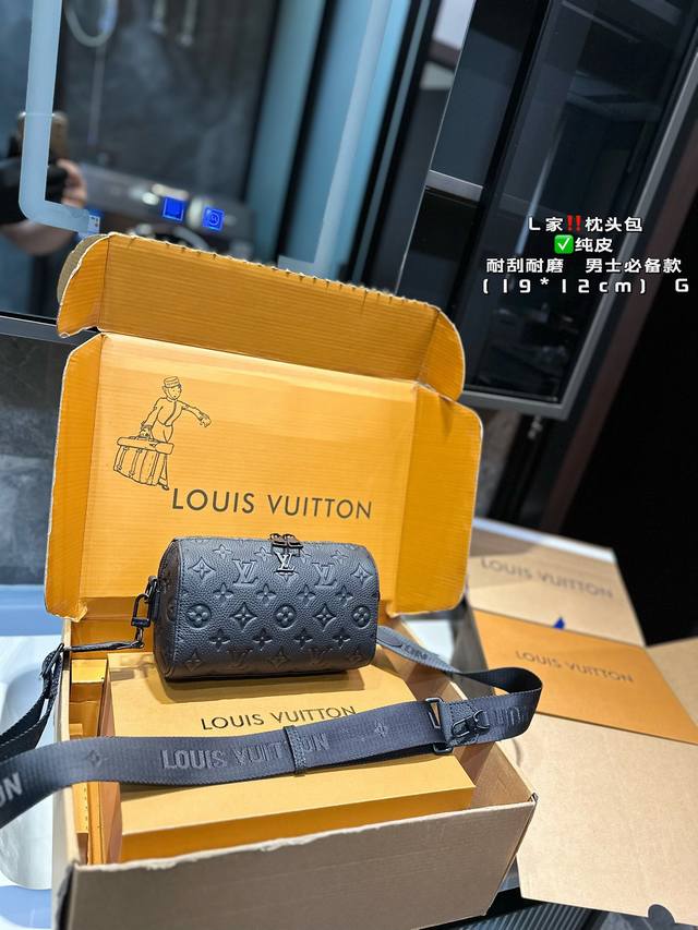 礼盒包装 Lv 枕头包 男生日常休闲搭配的理想选择～ 实用又百搭，小小的身体大大的空间 非常适合放随身物品~ 面料耐磨耐刮蹭，适合男生大大咧咧的性格~ 尺寸19