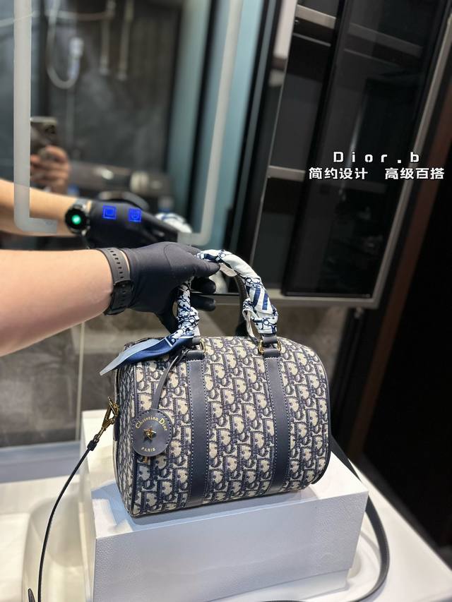 礼盒包装 Dior 迪奥 Groove Denim Oblique 丹宁牛仔枕头包 尺寸26×19×16 礼盒包装 Dior 迪奥 Groove Denim Oblique 丹宁牛仔枕头包 尺寸26×19×16