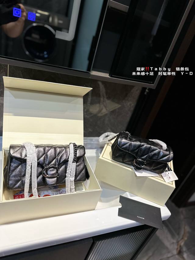 礼盒包装 蔻驰酒神新品 Quilted Tabby 链条版 Tabby 这你能忍住？？ 满满的小细节 尺寸27×12 20×10