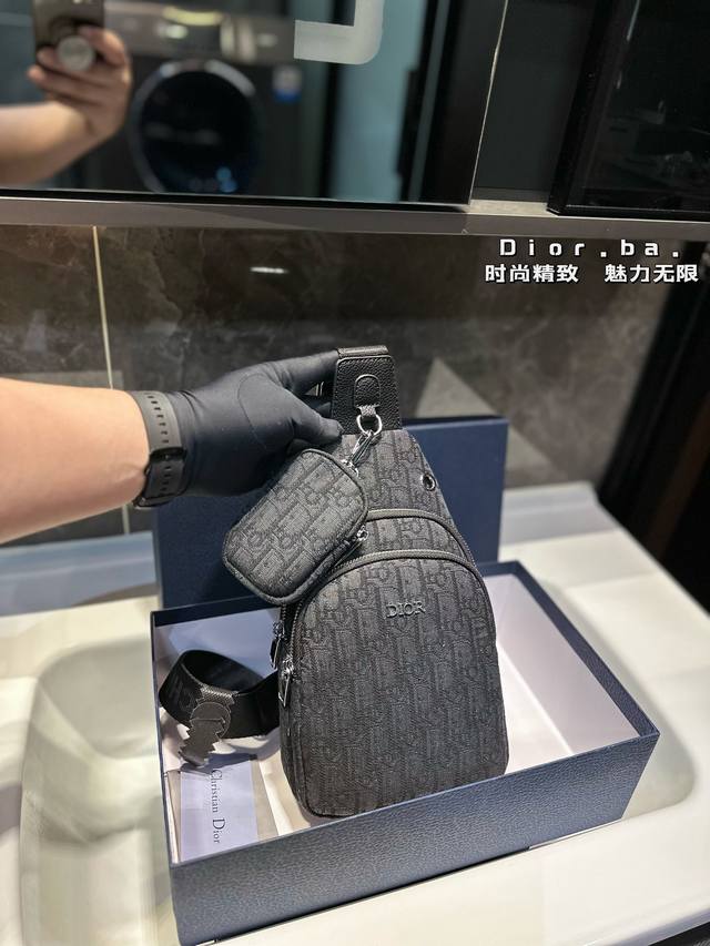 礼盒包装 高端货 “ Dior 迪奥 ”胸包dior迪奥腰包 进口原厂防水布艺面料高清五金logo标志、专用里内里。顺滑拉链、油边平滑、做工精致每个细节到位！男