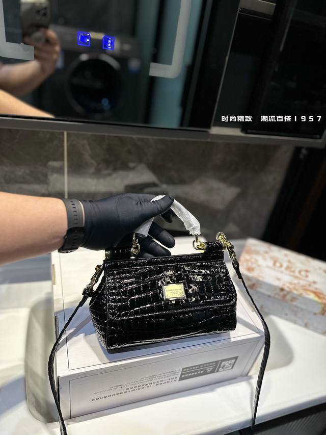 礼盒包装 Dg 杜嘉班纳 新款 手提 单肩 斜挎款 官网最新包 喜欢的不得了 特别有腔调 颜值无敌高 复古 优雅 奢华 大气 想到一切美好的词都想给它 一定要入 礼盒包装 Dg 杜嘉班纳 新款 手提 单肩 斜挎款 官网最新包 喜欢的不得了 特别有腔调 颜值无敌高 复古 优雅 奢华 大气 想到一切美好的词都想给它 一定要入