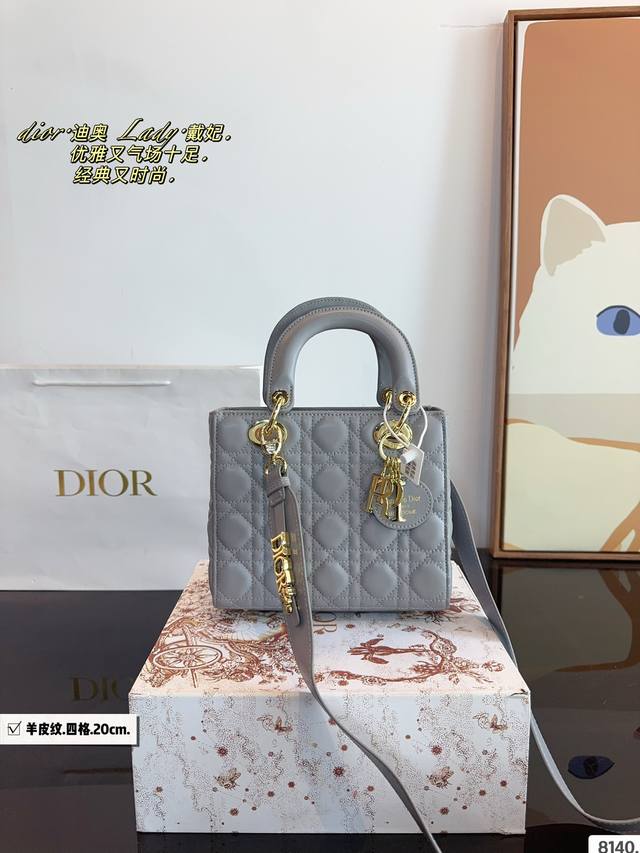 配礼盒. 迪奥 Lady 戴妃 戴妃包是dior包包里蕞经典的一款 某种程度已经作为代表 Dior包包的标志 也是名媛的象征款 因为它的自带优雅端庄风范 经典款