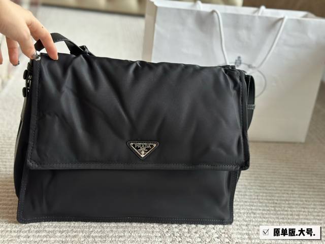配盒子 Size：38*28Cm Prad 邮差包 联名回归“Prada Xcini Boeri 二合一” 容量能放下笔记本 实用感人油时髦 无与伦比的好看和高