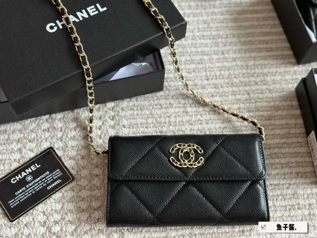 配盒 Size：18*10Cm 又不小心把小香家 钱包用法发挥到了极致留！ 绝呀 没想到钱包还能这样改造 手包斜挎钱包