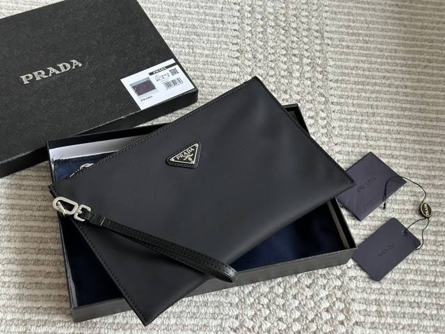 配盒 Size：18*10Cm Prada 洗漱包 手包 男女同款哦！ 洗漱手包！ 颜值！又a又飒！