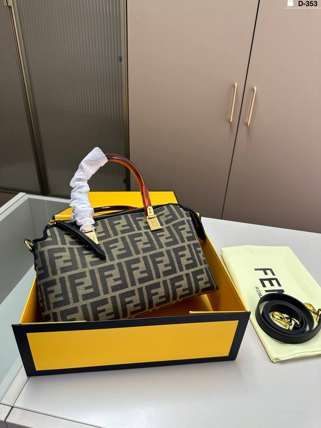 芬迪fendi饭盒包化妆包 中古包容量喜人，外观复古 手提斜挎 复古百搭 可爱又实用 D-353尺寸27.11.15折叠盒