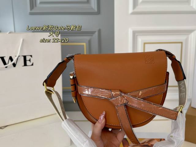 大号 配盒 Size::22×20 Loewe罗意威新款gate马鞍包 线条呈圆弧状 顺滑流畅～ 调节肩带，斜挎单肩皆可 自重轻，容量大，设计简约百搭 简约百搭