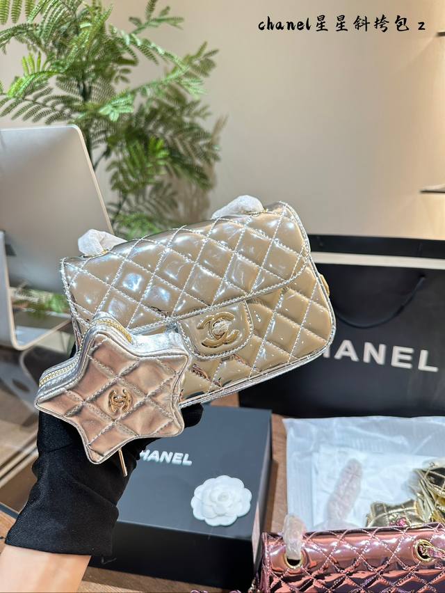Chanel24C 金色星星cfmini 超级无敌可爱吸睛的一只小可爱，五角星星包做了可拆卸的设计，自带光芒，甜美与酷感并存。这款五角星吊坠金色链条包，就像是类