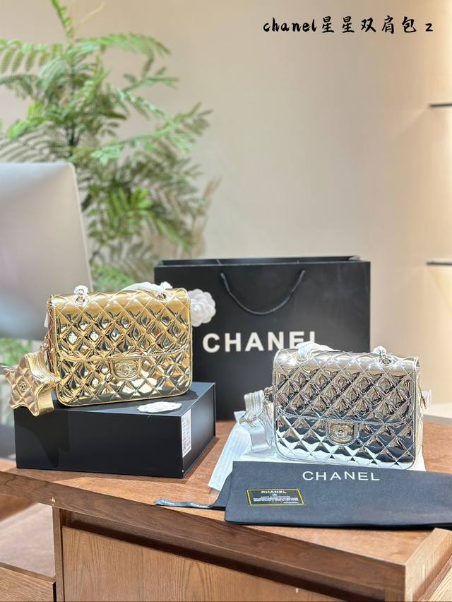 Chanel香奈儿24C银色双肩包可畏是这一季最热门的包包了是当之无愧惹眼又炸裂的包王漆皮镜面材质真的是相当吸晴五角星小包起到点缀作用为包包整体造型上增添了许多