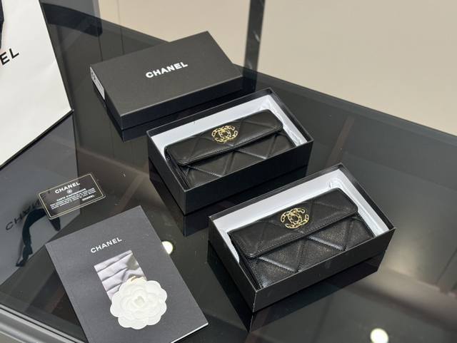 配盒 Size：18.11Cm 香奈儿 链条钱包 Chanel 钱包 里外全皮！ 日常出门钞票和卡足够用的一款！ 包装很高级